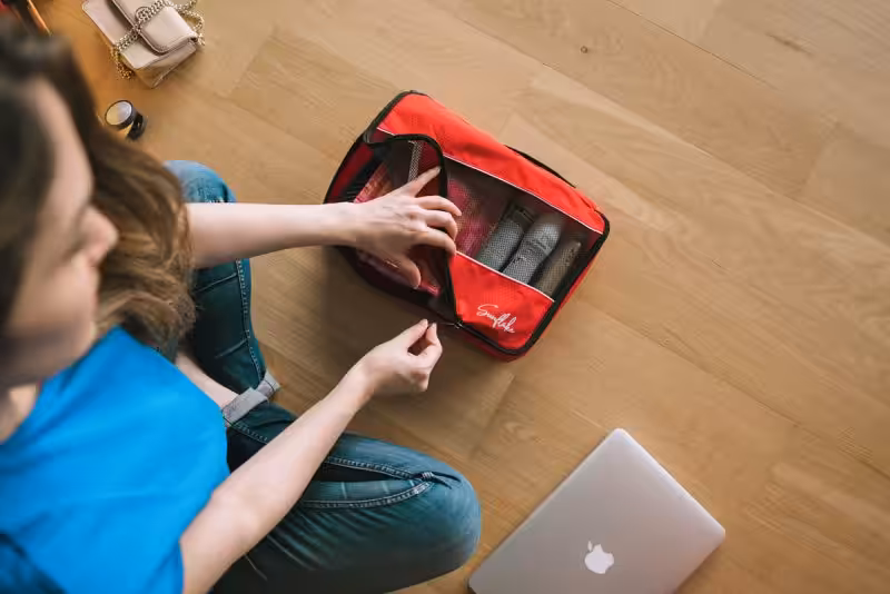 Kleding oprollen voor meer ruimte in je koffer Sunflake rood packing cubes